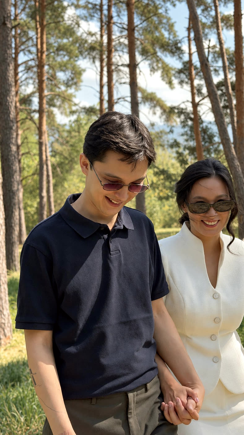 Уәлихан мен Дана орманда қол ұстасып, күлімдеп тұр